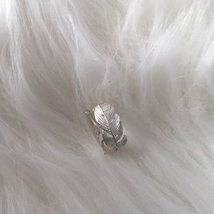 Adjustable feather ring
